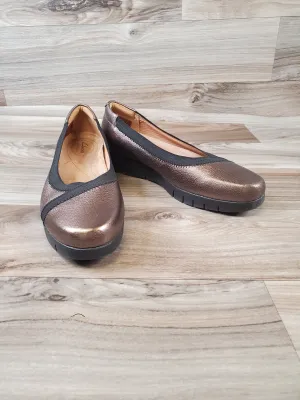 Shoes Flats By Clarks In Bronze, Size: 7.5 clarks