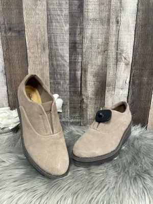 Shoes Flats By Clarks In Brown, Size: 10 clarks