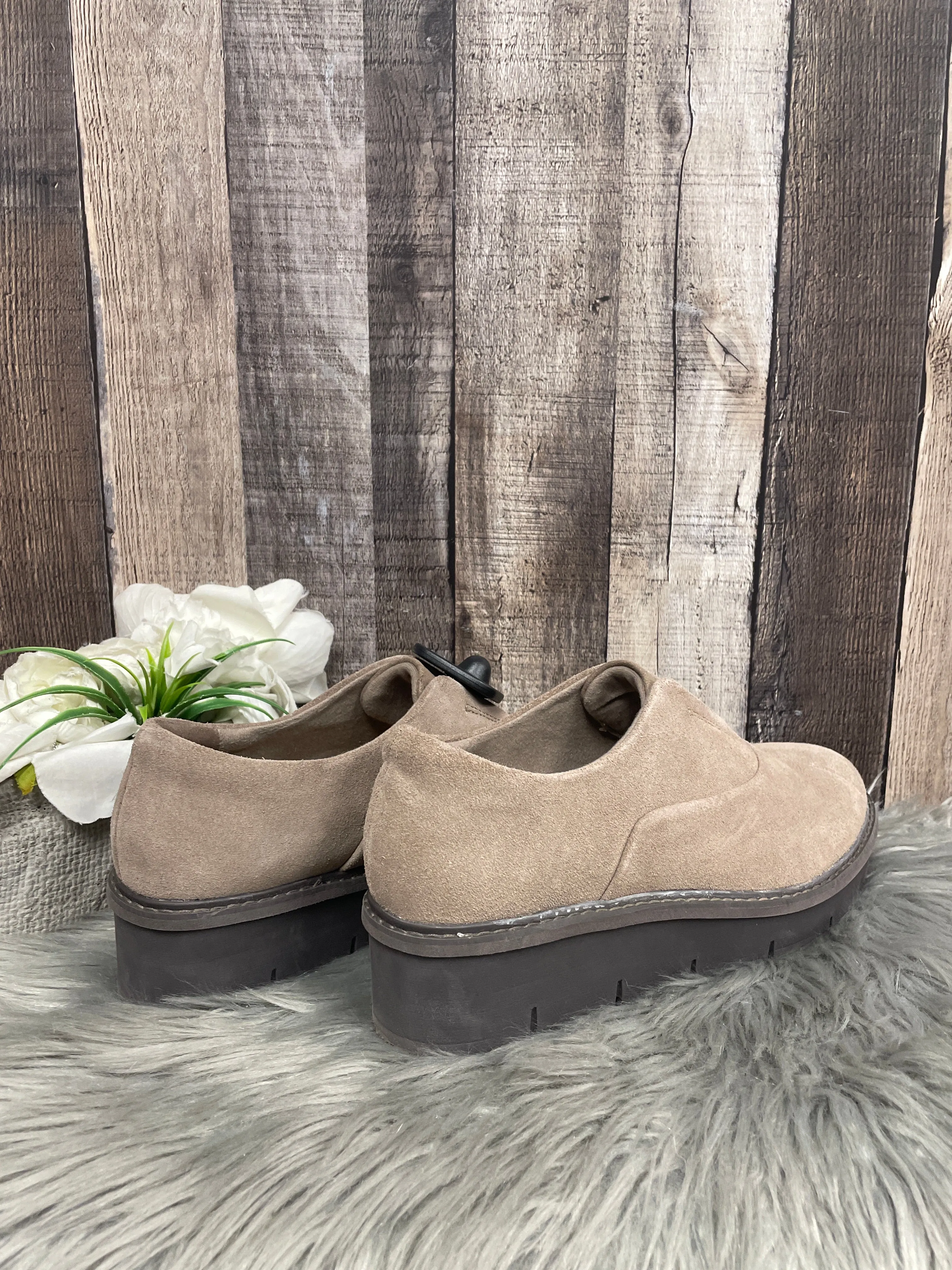 Shoes Flats By Clarks In Brown, Size: 10 clarks