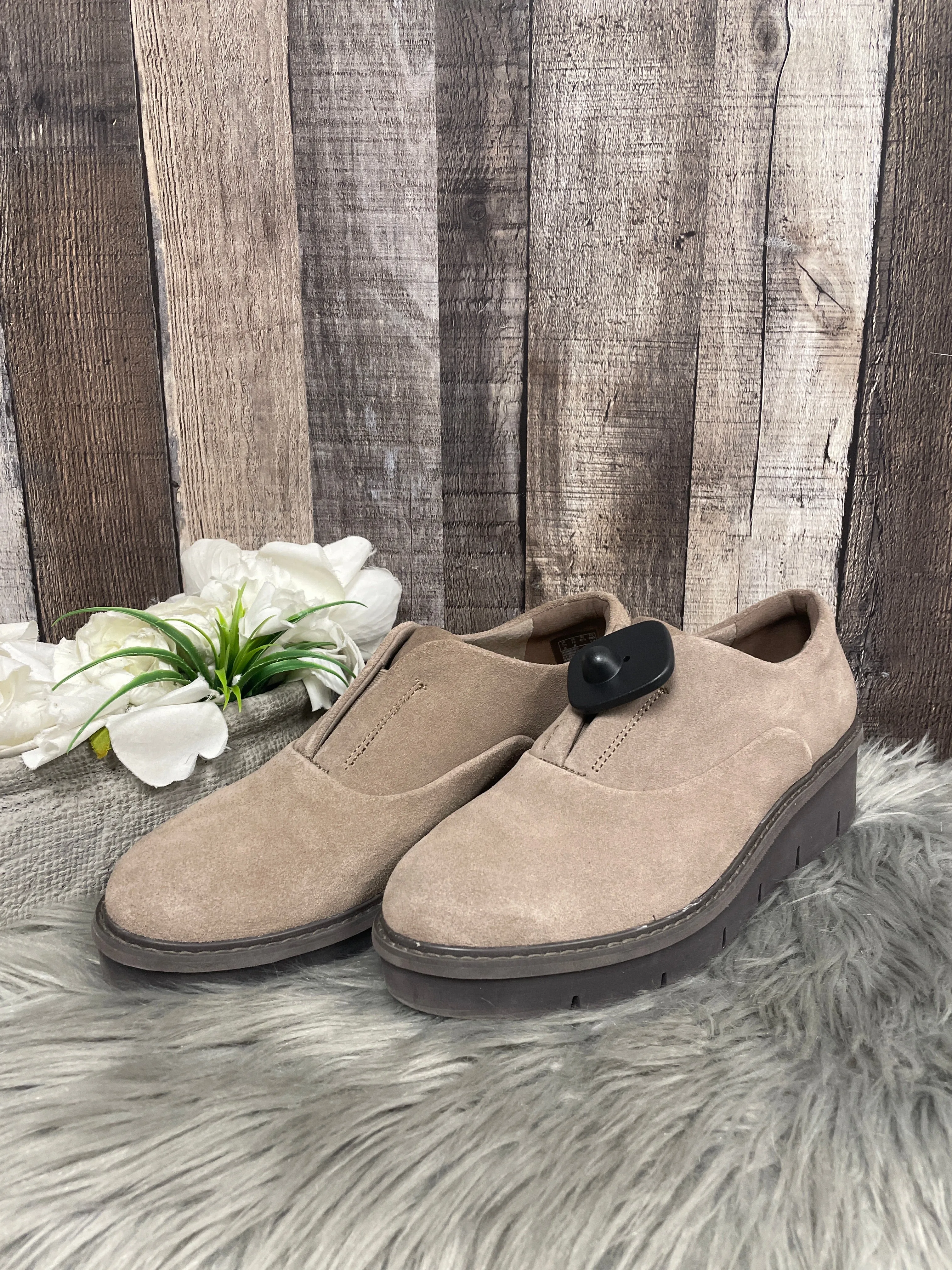 Shoes Flats By Clarks In Brown, Size: 10 clarks