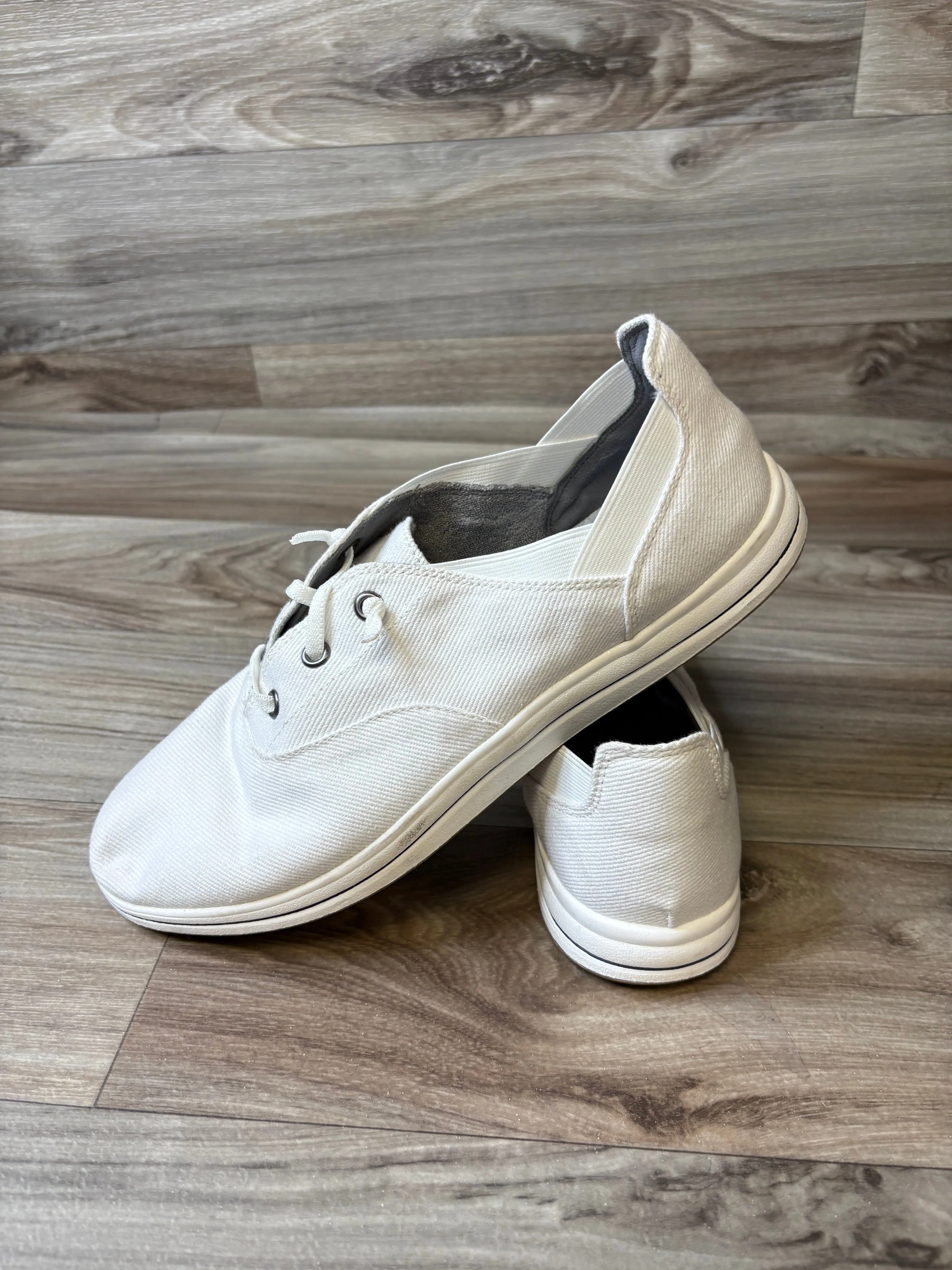 Shoes Sneakers By Clarks In White, Size: 9.5 clarks